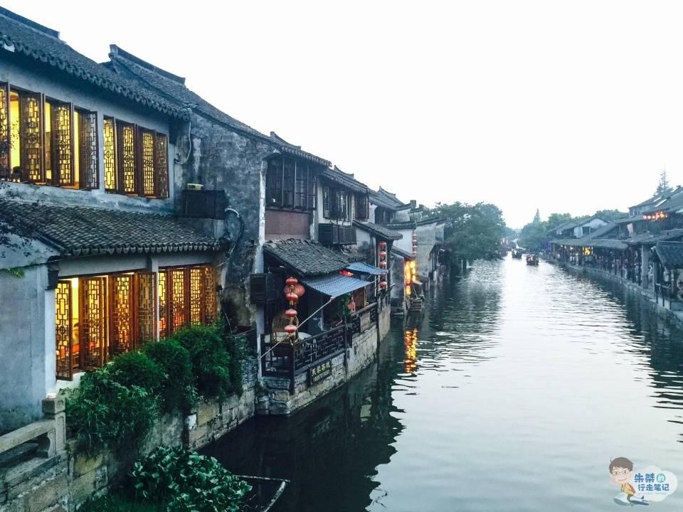 逃离黑与白的房间